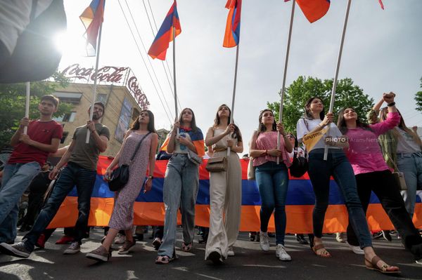 Шествие оппозиции после митинга на площади Франции (3 июня 2022). ЕревaнДвижение "Сопротивление" более месяца проводит акции протеста в Ереване с требованием отставки премьер-министра Армении Никола Пашиняна. - Sputnik Армения