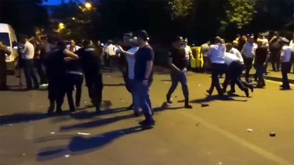 Стычка между активистами и полицией на улице Прошяна (3 июня 2022). Еревaн - Sputnik Армения