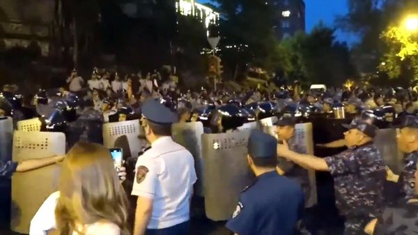 Стычка между активистами и полицией на улице Прошяна (3 июня 2022). Еревaн - Sputnik Армения