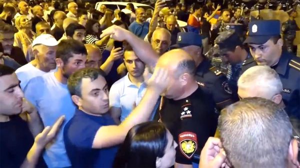 Ишхан Сагателян ведет переговоры с полицией на улице Прошяна (3 июня 2022). Еревaн - Sputnik Армения