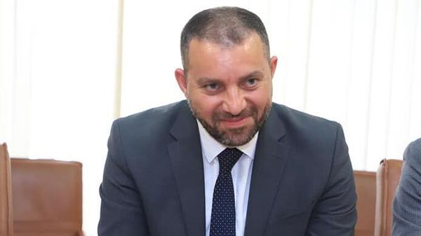 Министр экономики Армении Ваан Керобян на встрече с вице-президентом Азиатского банка развития Шиксином Ченом (3 июня 2022). Еревaн - Sputnik Армения