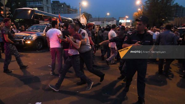 Полиция подвергают приводу активистов на улице Прошяна  - Sputnik Армения