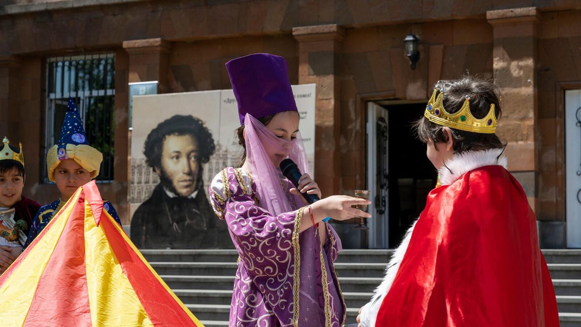 Ученики и педагогический состав школы № 8 им. А.С. Пушкина представили вниманию гостей небольшие инсценировки в костюмах героев известных сказок Пушкина Ученики и педагогический состав школы № 8 им. А.С. Пушкина представили вниманию гостей небольшие инсценировки в костюмах героев известных сказок Пушкина - Sputnik Армения, 1920, 06.06.2022