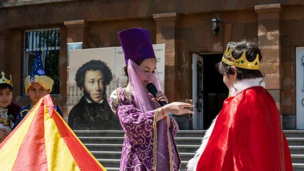 Ученики и педагогический состав школы № 8 им. А.С. Пушкина представили вниманию гостей небольшие инсценировки в костюмах героев известных сказок Пушкина - Sputnik Армения