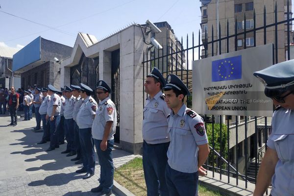 Ոստիկաններ՝ ԵՄ դեսպանատան մոտ - Sputnik Արմենիա