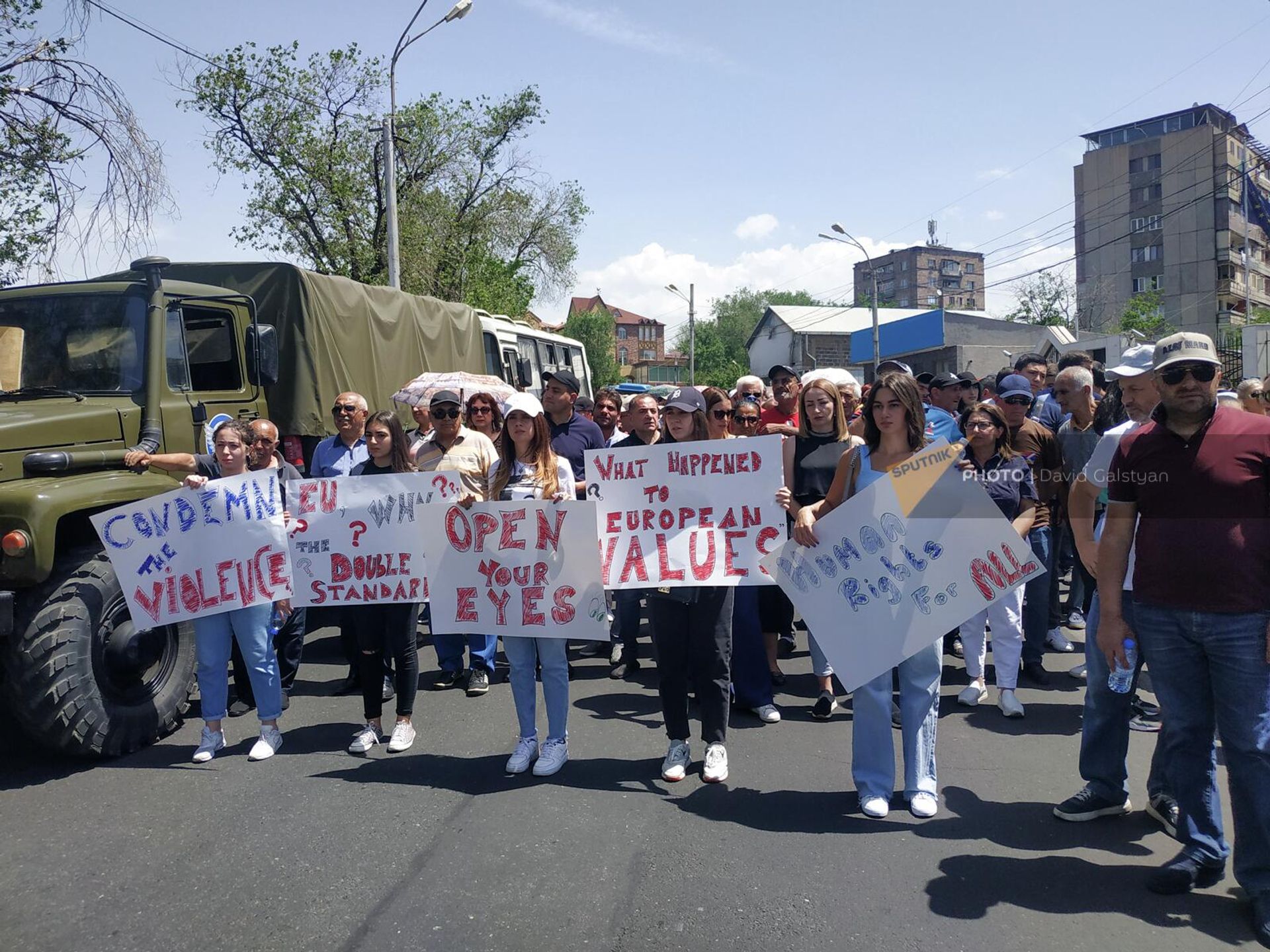 Участники шествия оппозиции остановились у офиса Делегации Европейского союза (7 июня 2022). Еревaн - Sputnik Армения, 1920, 07.06.2022
