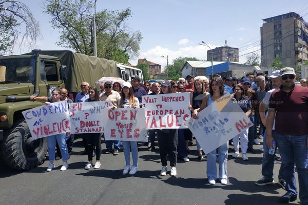 «Դիմադրություն» շարժումը ԵՄ դեսպանատան մոտ ներկայացրեց իր պահանջները։ - Sputnik Արմենիա
