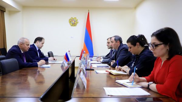 Министр высокотехнологичной промышленности Роберт Хачатрян принял Чрезвычайного и полномочного посла России Сергея Копыркина (7 июня 2022). Еревaн - Sputnik Армения