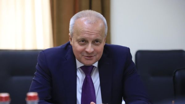 Министр высокотехнологичной промышленности Роберт Хачатрян принял Чрезвычайного и полномочного посла России Сергея Копыркина (7 июня 2022). Еревaн - Sputnik Армения