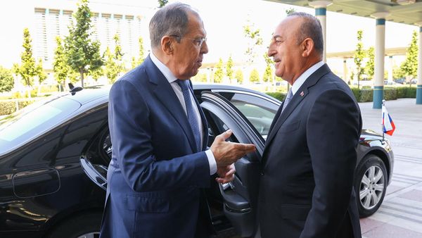 Министры иностранных дел России и Турции Сергей Лавров и Мевлют Чавушоглу во время встречи (8 июня 2022). Анкара - Sputnik Армения
