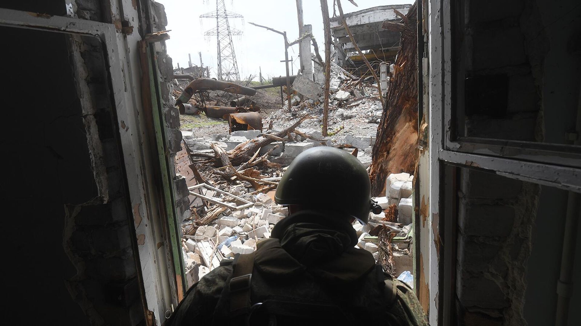 Военнослужащий батальона Восток Народной милиции ДНР наблюдает за выходом из тоннеля на территории комбината Азовсталь - Sputnik Армения, 1920, 08.06.2022