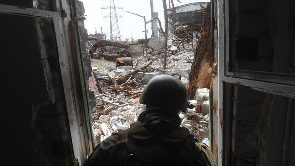 Военнослужащий батальона Восток Народной милиции ДНР наблюдает за выходом из тоннеля на территории комбината Азовсталь - Sputnik Армения