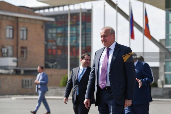 ՀՀ-ում ՌԴ դեսպան Սերգեյ Կոպիրկինը դիմավորում է ՌԴ արտգործնախարար Սերգեյ Լավրովին  «Զվարթնոց» օդանավակայանում։ - Sputnik Արմենիա