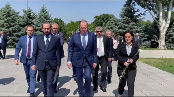 Сергей Лавров с утра посетил мемориальный комплекс Цицернакаберд в Ереване - Sputnik Армения
