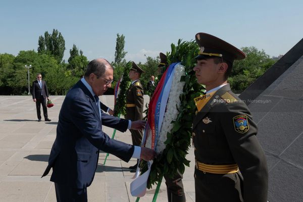 Венок от имени МИД РФ - Sputnik Армения