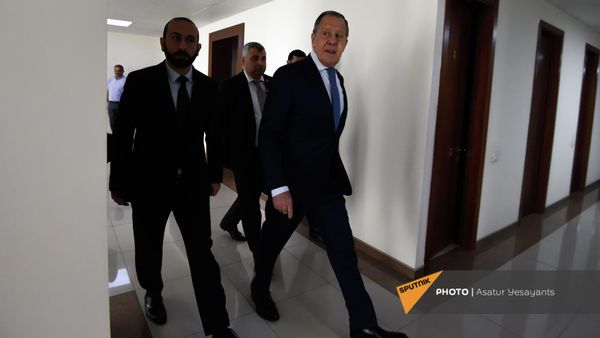 Министры иностранных дел Армении и России Арарат Мирзоян и Сергей Лавров перед началом совместной пресс-конференции по итогам встречи (9 июня 2022). Еревaн - Sputnik Армения
