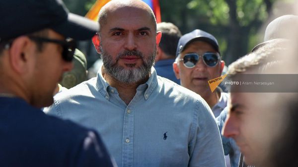 Армен Ашотян среди участников митинга оппозиции в рамках акции Неповиновения перед резиденцией президента Армении (10 июня 2022). Еревaн - Sputnik Армения