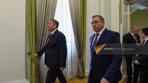Мухтар Тлеуберди и Владимир Макей входят в зал на встречу глав МИД стран ОДКБ в резиденции президента Армении (10 июня 2022). Еревaн
 - Sputnik Армения