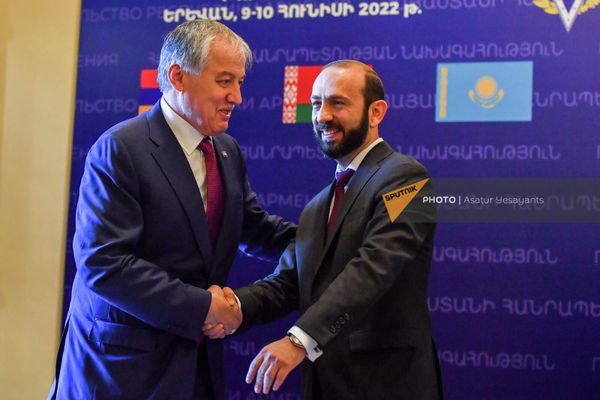 Տաջիկստանի Հանրապետության արտաքին գործերի նախարար Սիրոջիդին Մուխրիդդինը ջերմորեն բարևում է Արարատ Միրզոյանին - Sputnik Արմենիա