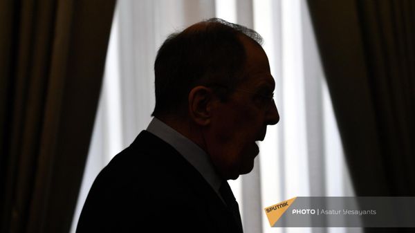 Глава МИД РФ Сергей Лавров перед встречей глав МИД стран ОДКБ в резиденции президента Армении (10 июня 2022). Еревaн
 - Sputnik Армения
