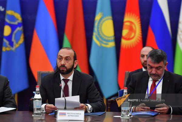 ԱԳ նախարար Արարատ Միրզոյանը նիստի ժամանակ - Sputnik Արմենիա