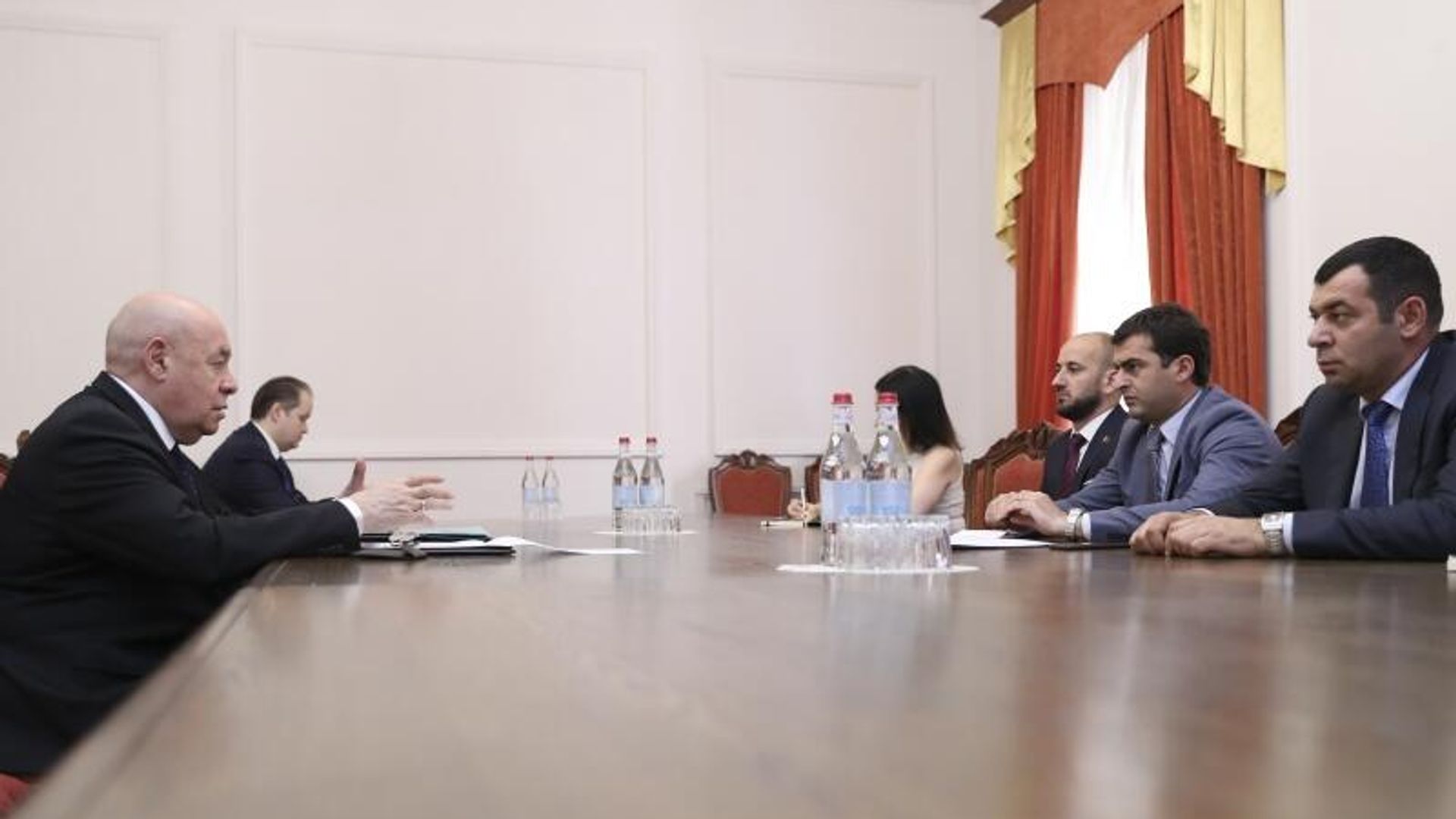 Вице-спикер НС Акоп Аршакян принял специального представителя президента РФ по международному культурному сотрудничеству, бывшего министра культуры РФ Михаила Швыдко (10 июня 2022). Еревaн Вице-спикер НС Акоп Аршакян принял специального представителя президента РФ по международному культурному сотрудничеству, бывшего министра культуры РФ Михаила Швыдко (10 июня 2022). Еревaн - Sputnik Армения, 1920, 10.06.2022