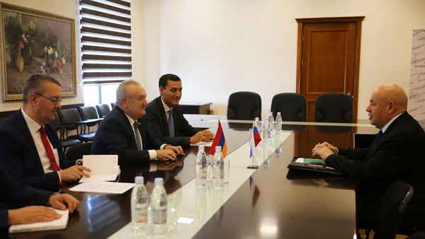Министр ОНКС Ваграм Думанян принял специального представителя президента РФ по международному культурному сотрудничеству Михаила Швыдко (10 июня 2022). Еревaн - Sputnik Армения