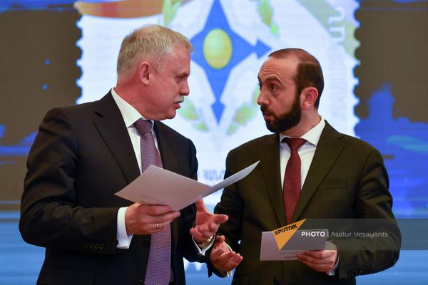 Արարատ Միրզոյանն ու Ստանիսլավ Զասը զրուցում են փաստաթղթերի ստորագրումից հետո - Sputnik Արմենիա