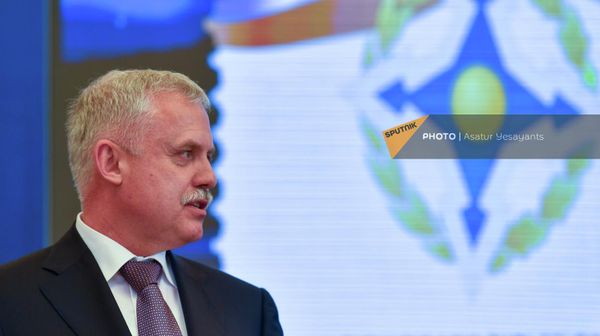 Станислав Зась после подписания документов и погашения марки (10 июня 2022). Еревaн - Sputnik Армения