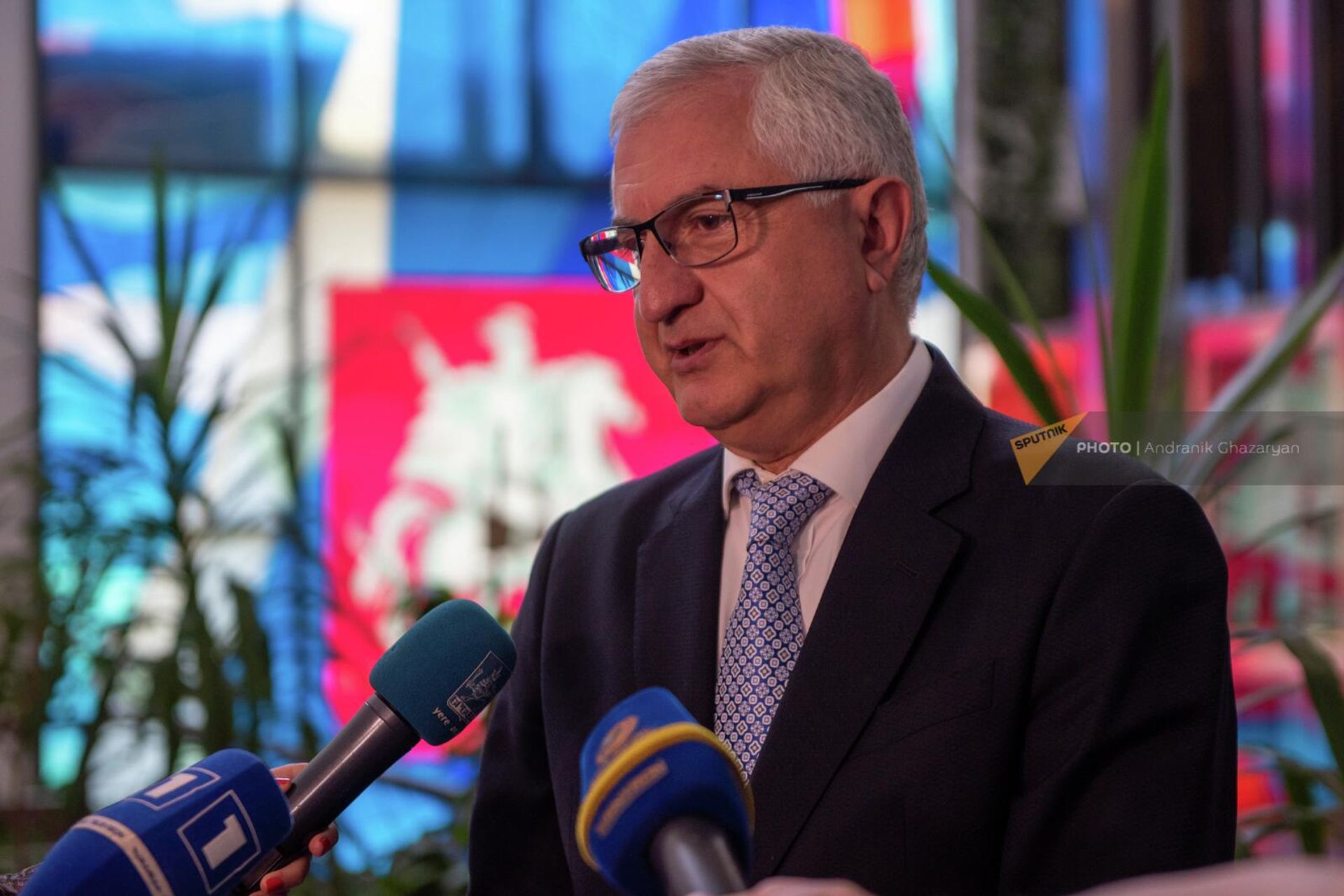 Директор медцентра Сурб Аствацамайр Николай Даллакян отвечает на вопросы журналистов после церемонии подписи меморандума о сотрудничестве с московской Детской клинической больницы им.Филатова (10 июня 2022). Еревaн - Sputnik Արմենիա, 1920, 10.06.2022