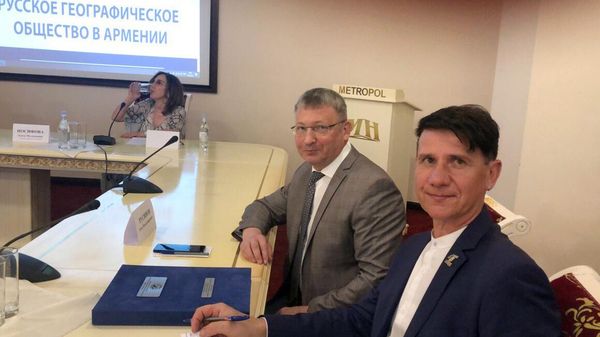 Александр Бегак (справа) и министр образования Архангельской области Олег Русинов на конференции к открытию Центра Русско-Географического Общества в Армении (10 июня 2022). Еревaн - Sputnik Армения