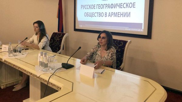 Kоординатор международной деятельности исполнительной дирекции РГО Ольга Лапина (слева) и президент Центра русского географического общества в Армении Луиза Иосифова на конференции к открытию Центра Русско-Географического Общества в Армении (10 июня 2022). Еревaн - Sputnik Армения