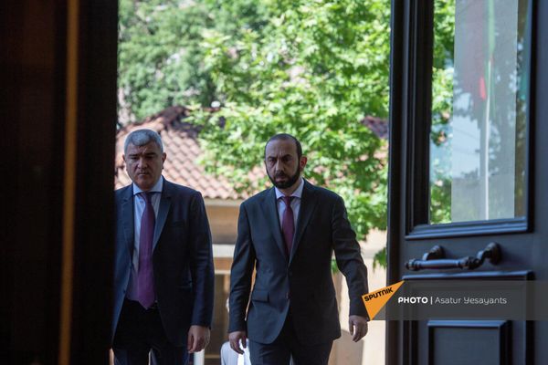 Արտաքին գործերի նախարար Արարատ Միրզոյանը ՀԱՊԿ արտգործնախարարների խորհրդի նիստից առաջ մտնում է ՀՀ նախագահի նստավայր - Sputnik Արմենիա