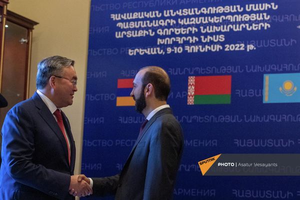 Ղազախստանի ԱԳ նախարար Մուխտար Տլեուբերդին և Արարատ Միրզոյանը բարևում են միմյանց - Sputnik Արմենիա