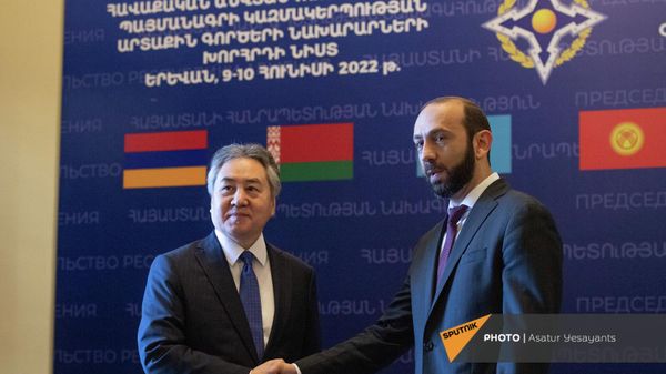 Глава МИД Кыргызстана Жээнбек Кулубаев здоровается с Араратом Мирзояном перед заседанием Совета министров иностранных дел стран ОДКБ (10 июня 2022). Еревaн - Sputnik Армения