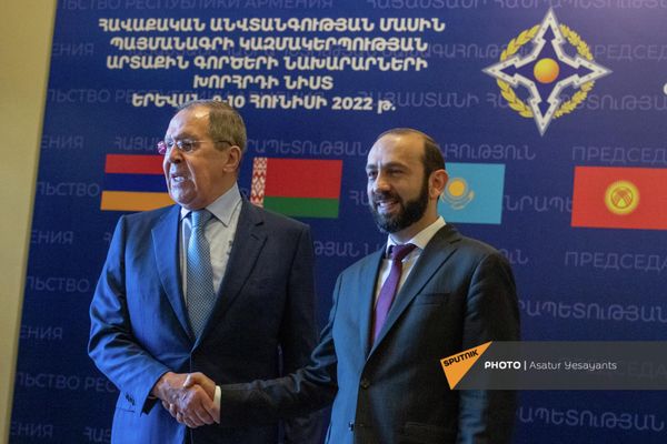 ՌԴ արտգործնախարար Սերգեյ Լավրովն Արարատ Միրզոյանի հետ ձեռքսեղմումով ողջունում են միմյանց - Sputnik Արմենիա
