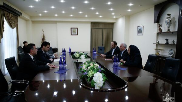 Мэр Еревана Грачья Саркисян принял Чрезвычайного и Полномочного Посла Исламской Республики Иран Аббаса Бадахшана Зохури (10 июня 2022). Еревaн - Sputnik Армения
