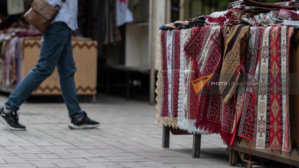 Выставленные на продажу карпеты с псевдоармянским орнаментом в ереванском вернисаже - Sputnik Армения