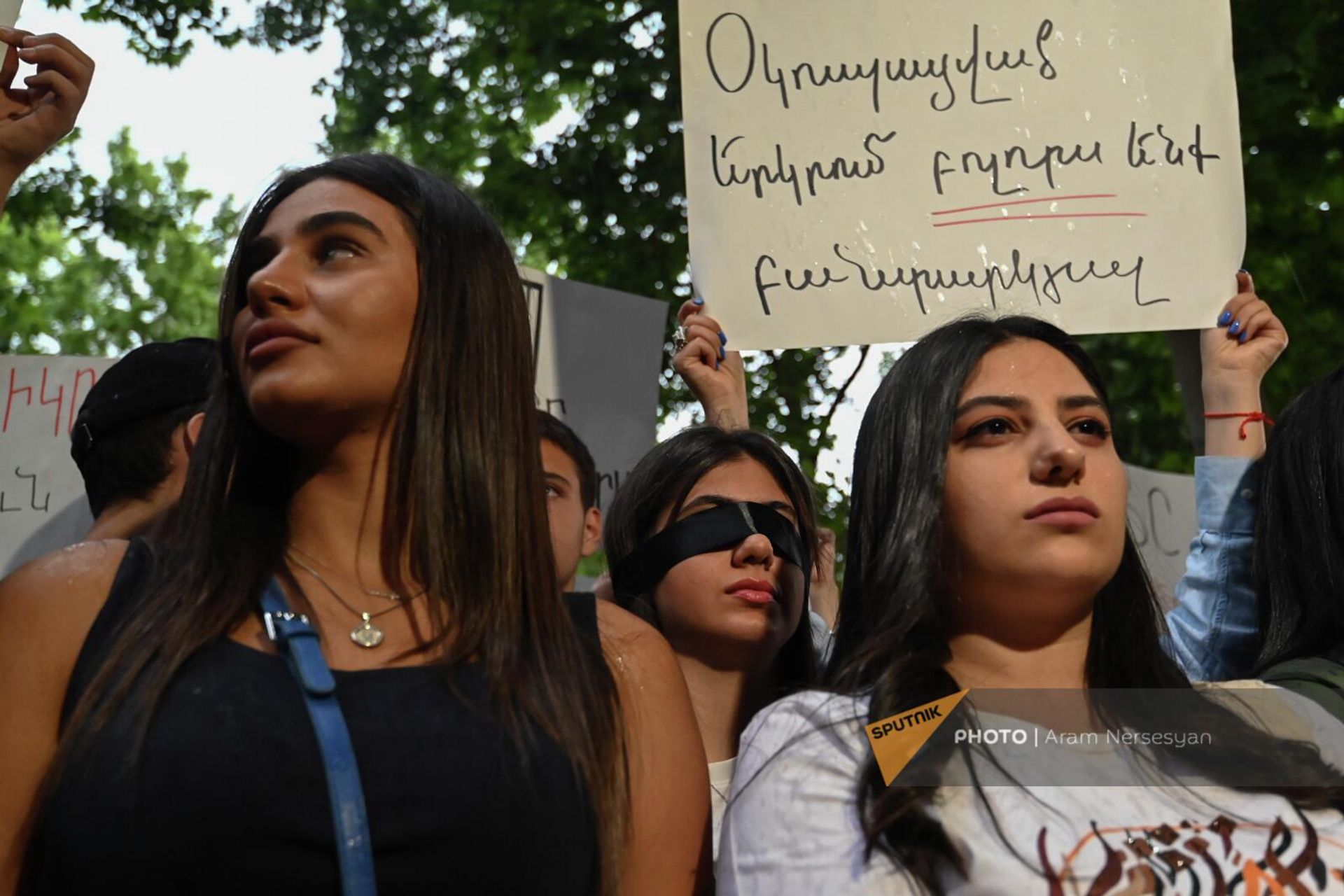 Молодежь с защелкнутыми наручниками на руках и черными повязками на губах проводит акцию протеста у здания Генпрокуратуры (11 июня 2022). Еревaн Молодежь с защелкнутыми наручниками на руках и черными повязками на губах проводит акцию протеста у здания Генпрокуратуры (11 июня 2022). Еревaн - Sputnik Армения, 1920, 11.06.2022