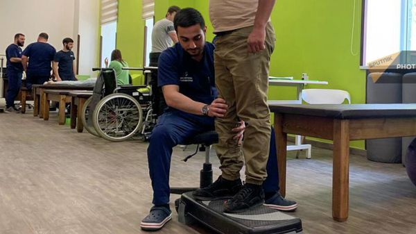 Потерявший конечности во время 44-дневной войны Хачик Исунц в реабилитационном центре Дом солдата - Sputnik Армения