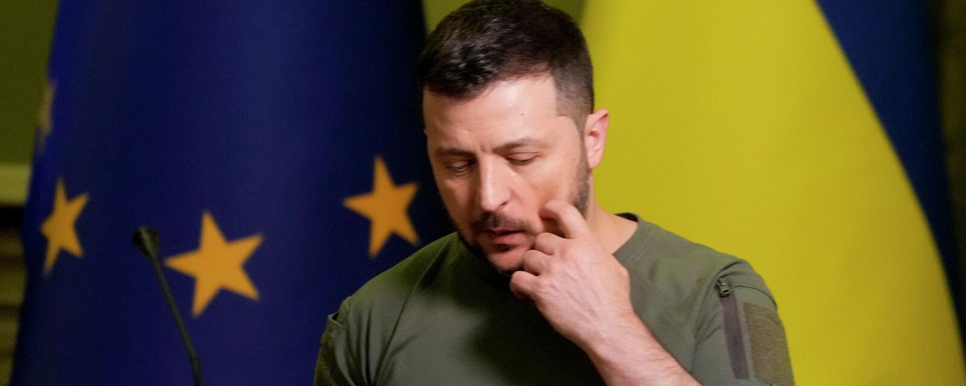 Президент Украины Владимир Зеленский после совместной пресс-конференции с председателем Европейской комиссии Урсулой фон дер Ляйен (11 июня 2022). Киев - Sputnik Армения, 1920, 20.02.2025