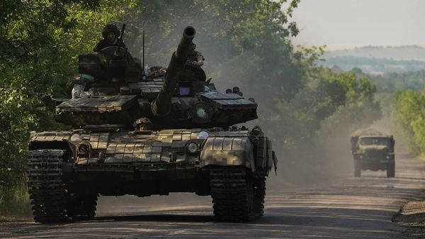 Украинский танк движется по Донецкой области (9 июня 2022). Украина - Sputnik Армения