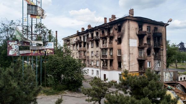 Разрушенный дом на одной из улиц в Мариуполе (6 июня 2022). Украина - Sputnik Армения