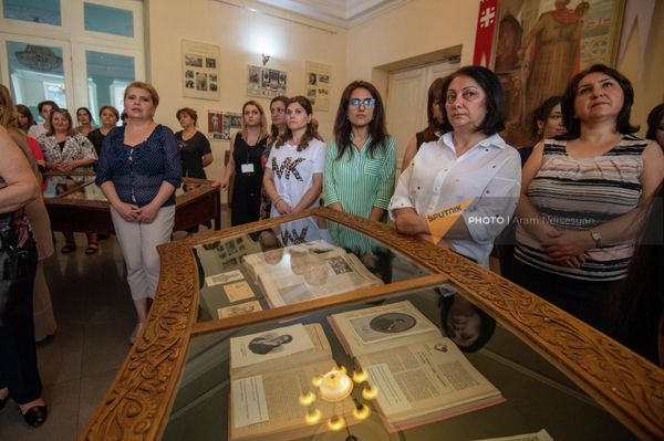 Посетители выставки Александр Грибоедов. Дорога на Кавказ в Национальной библиотеке Армении (13 июня 2022). Еревaн - Sputnik Армения