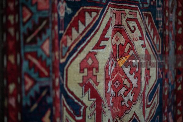 Стилист, народный мастер Сирануш Акопян показывает национальные орнаменты на армянских коврах в Музее народного искусства - Sputnik Армения