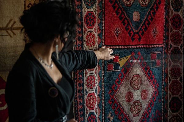 Стилист, народный мастер Сирануш Акопян показывает национальные орнаменты на армянских коврах в Музее народного искусства - Sputnik Армения