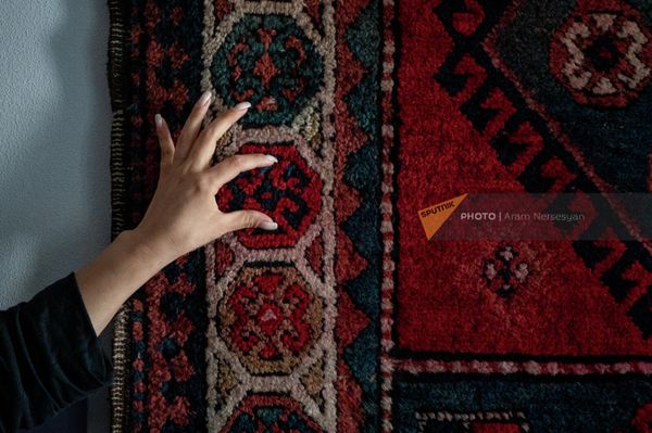 Стилист, народный мастер Сирануш Акопян показывает национальные орнаменты на армянских коврах в Музее народного искусства - Sputnik Армения