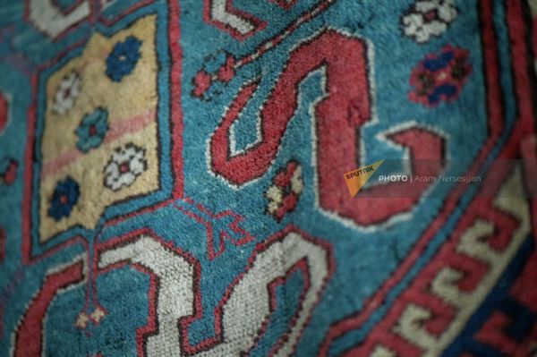 Стилист, народный мастер Сирануш Акопян показывает национальные орнаменты на армянских коврах в Музее народного искусства - Sputnik Армения