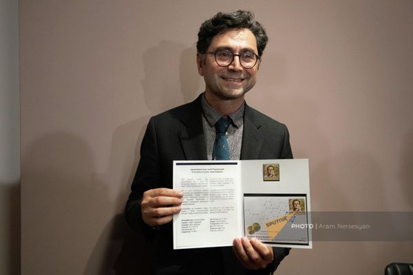 Марка, выпущенная в честь лауреата Нобелевской премии по физиологии и медицине Артема (Ардема) Патапутяна (14 июня 2022). Еревaн - Sputnik Армения