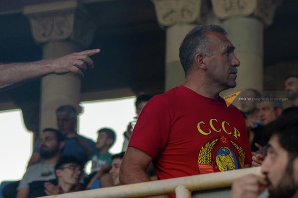 Армянский болельщик проходит к своему месту до начала матча 4-го тура Лиги наций Армения – Шотландия  - Sputnik Армения